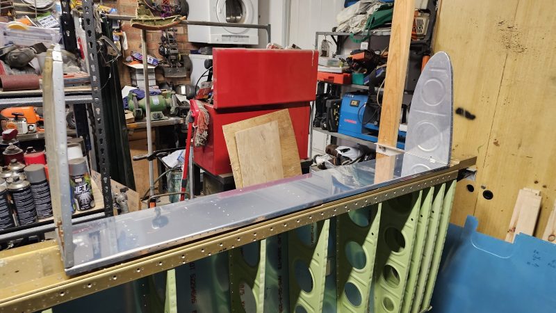 RH Fuel Tank Baffle-Z bracket-Spar Fitting